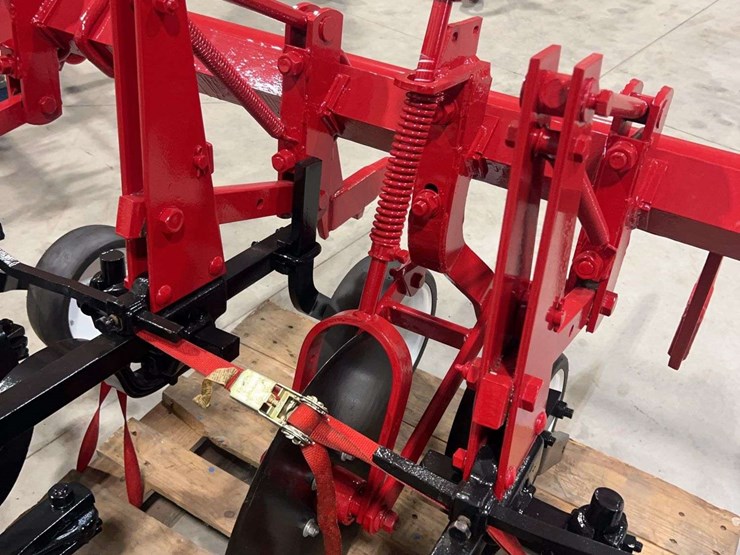 international-harvester-fast-hitch-two-row-cultivator-with-tunnel-shields-image-31