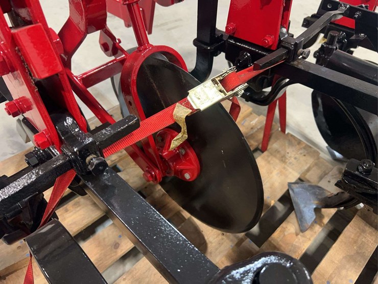 international-harvester-fast-hitch-two-row-cultivator-with-tunnel-shields-image-33