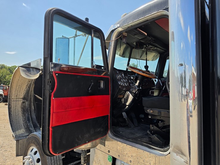 1992-peterbilt-379-image-43
