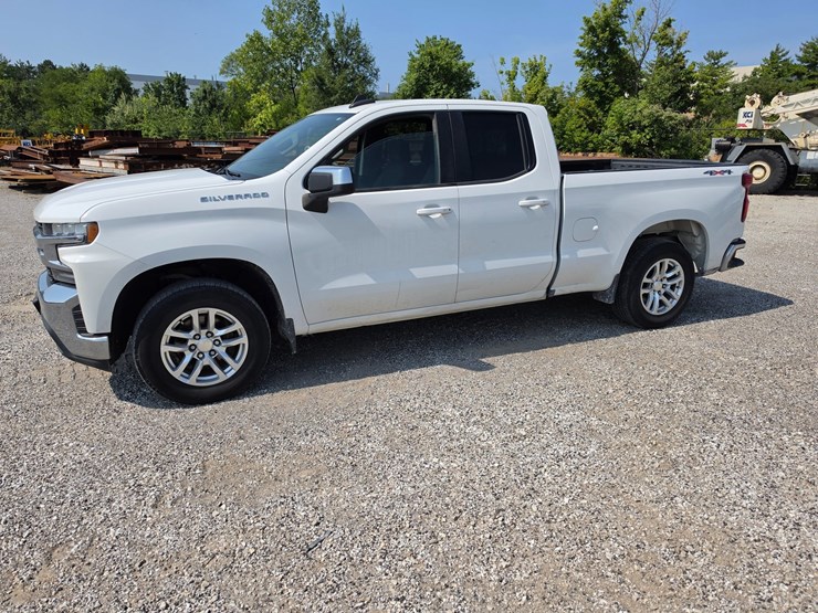 #25370-•-2019-chevrolet-silverado-pickup-truck-image-2