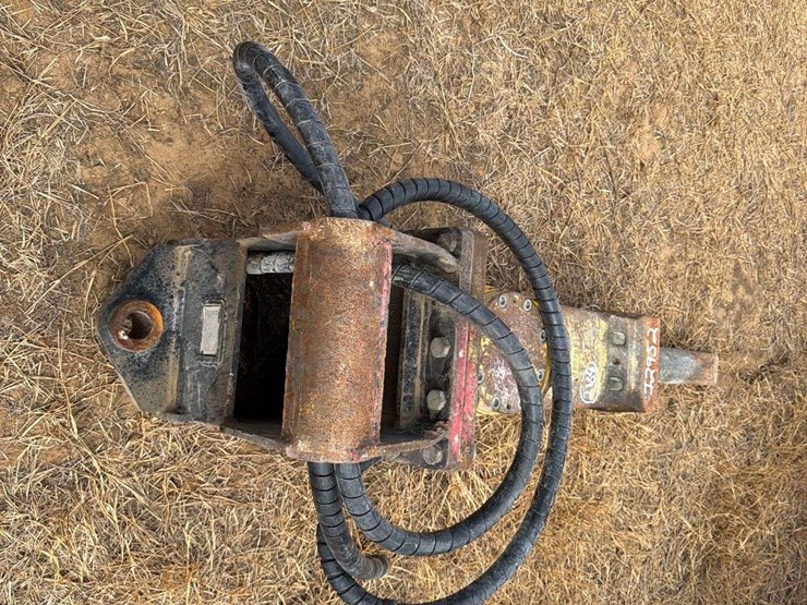 epiroc-sb302-hydraulic-breaker-excavator-attachment-image-4