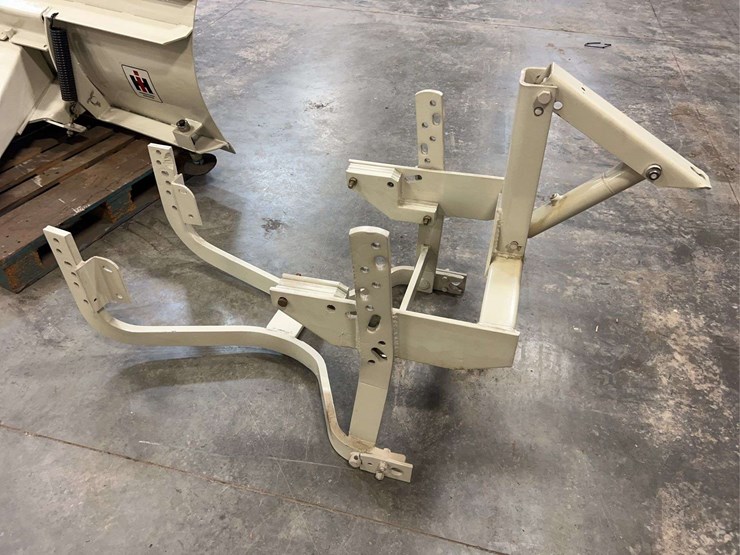 international-harvester-6’-hydraulic-lift-snow-blade-image-13