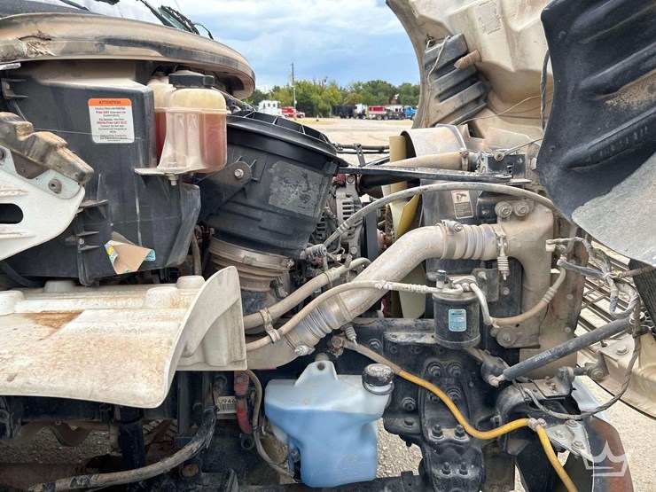 2018-freightliner-m2-106-image-7