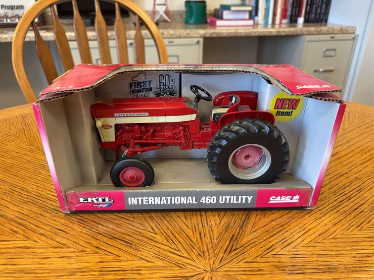1/16-international-460-utility-image-1