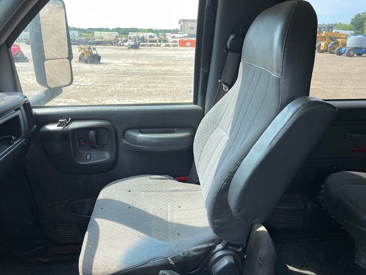 #1460-•-2008-chevrolet-c4500-chipper-truck-(has-mn-title)-image-38