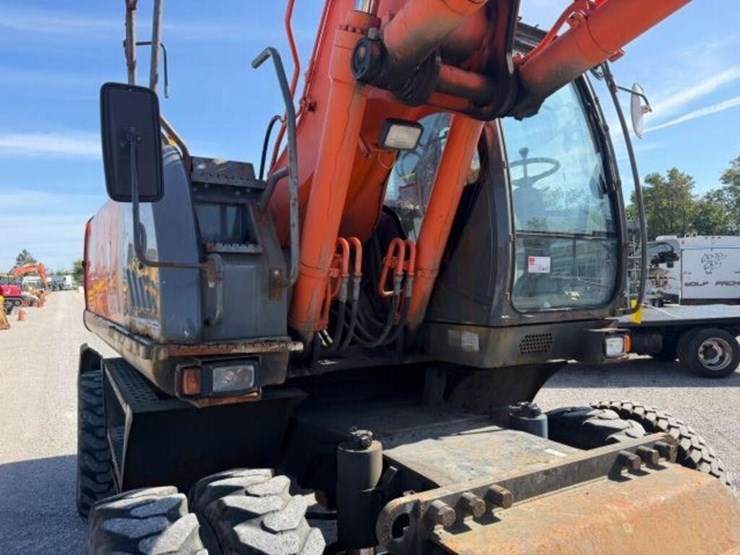 2014-hitachi-zx220w-3-image-28