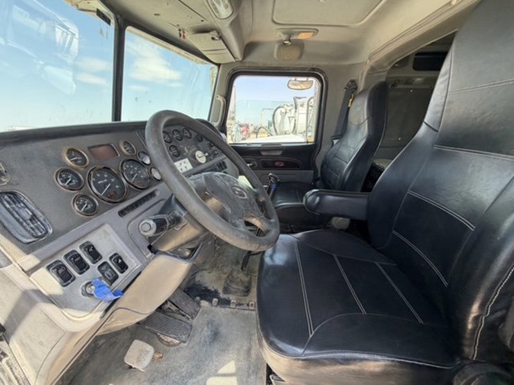 2012-peterbilt-367-image-12