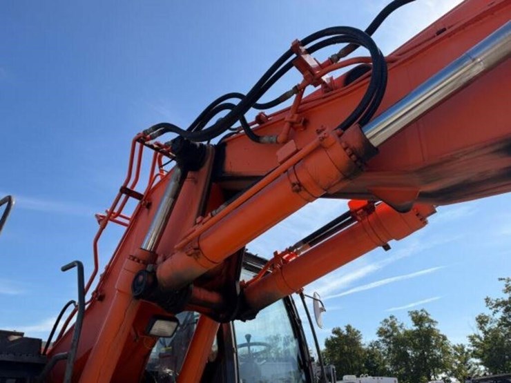 2014-hitachi-zx220w-3-image-23