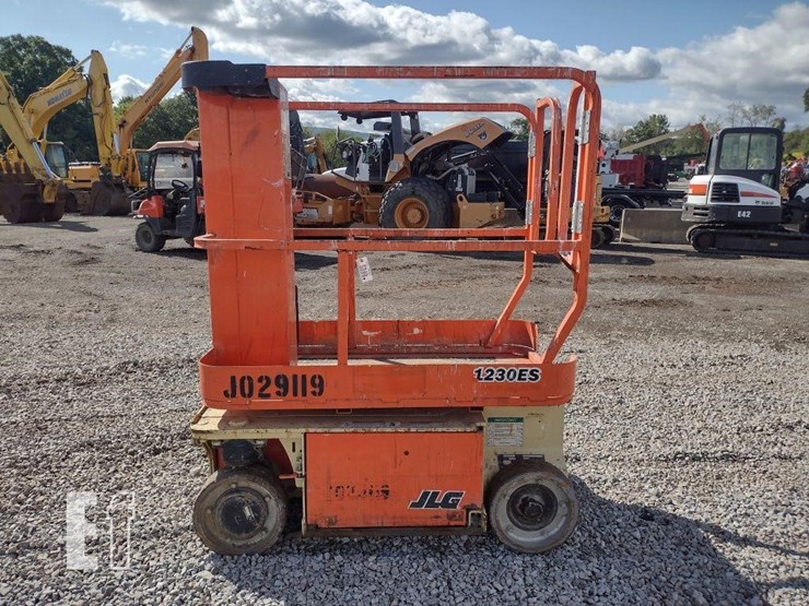 2014-jlg-1230es-image-3