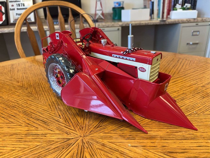1/16-farmall-560-with-2-mh-corn-picker-precision-series-#14-image-8
