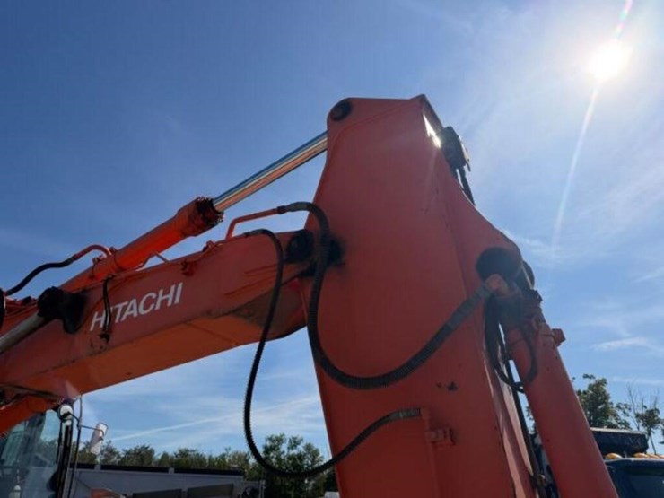 2014-hitachi-zx220w-3-image-22