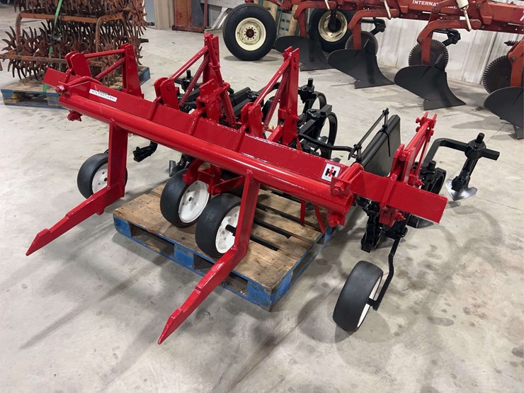 international-harvester-fast-hitch-two-row-cultivator-with-tunnel-shields-image-2