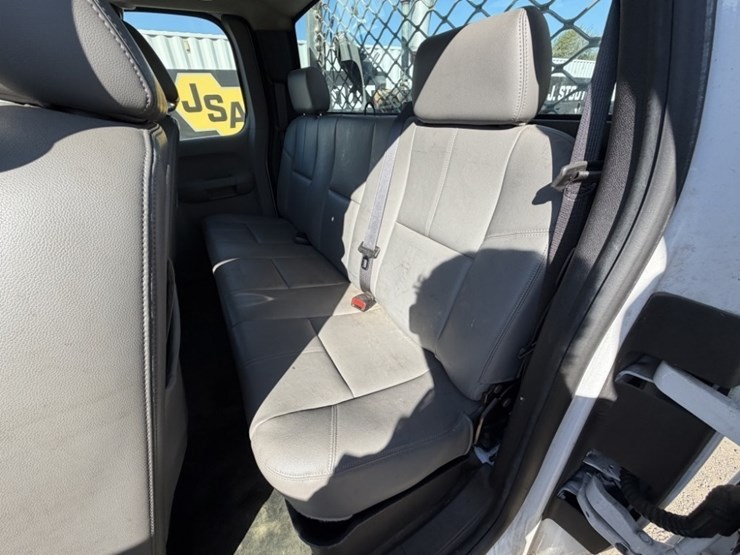 2013-chevrolet-silverado-2500-image-22