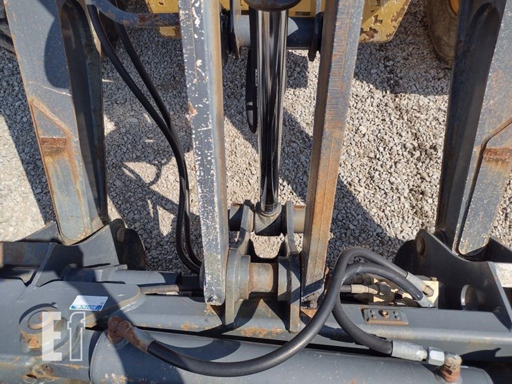 2010-deere-310sj-image-30