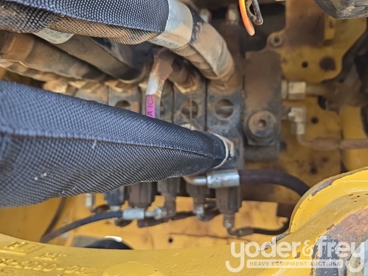 2019-caterpillar-420f2-image-37