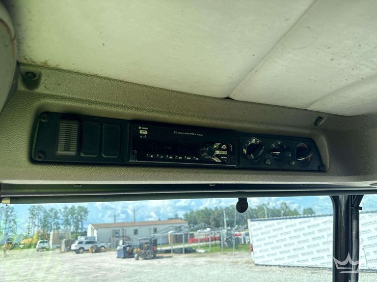 2014-peterbilt-320-image-34