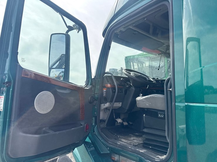 #61464-•-2007-volvo-vnl-sleeper-cab-truck-tractor-image-59