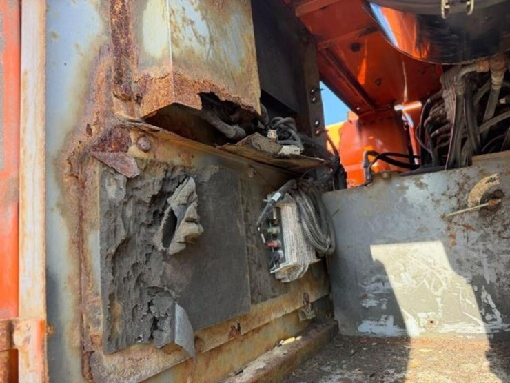 2014-hitachi-zx220w-3-image-36