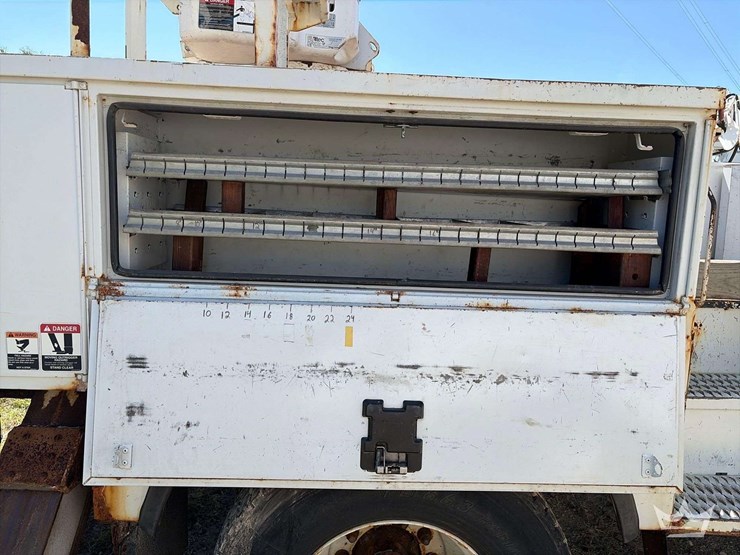 2018-freightliner-m2-106-image-15