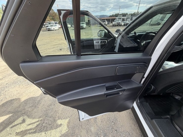 2020-ford-explorer-image-24