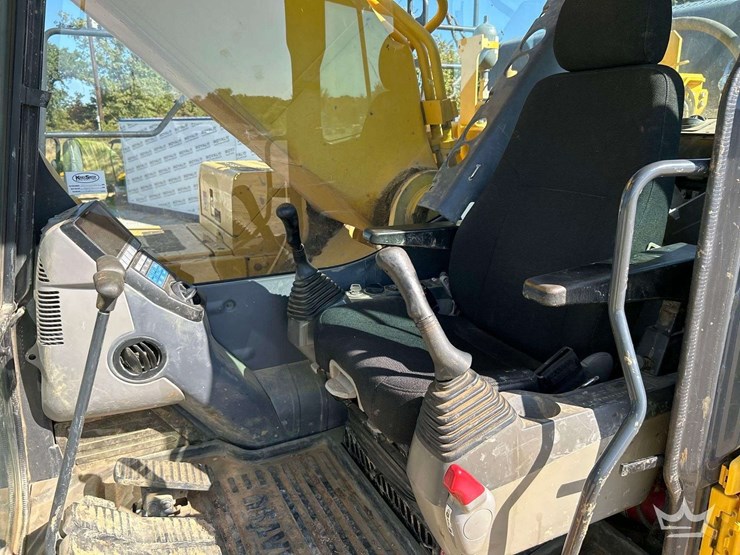 2017-komatsu-pc490lc-11-hydraulic-excavator-image-14