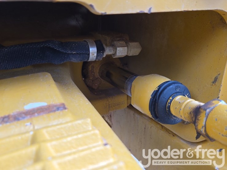 2019-caterpillar-420f2-image-24