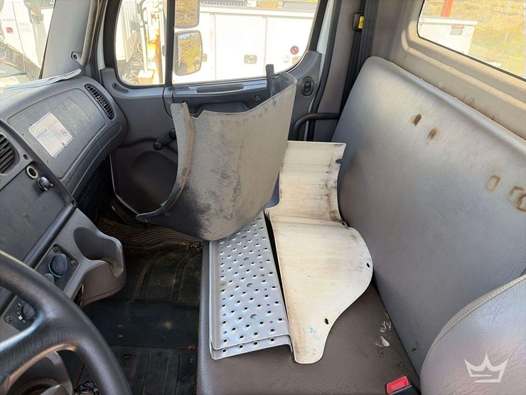 2018-freightliner-m2-106-image-9