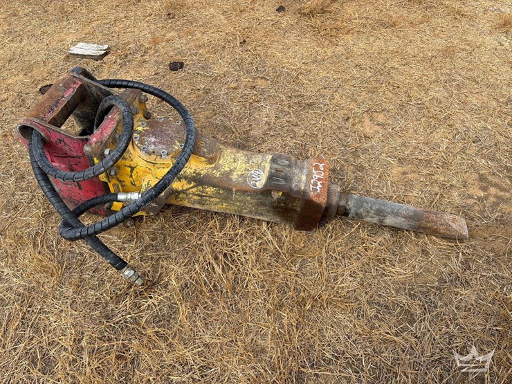 epiroc-sb302-hydraulic-breaker-excavator-attachment-image-1