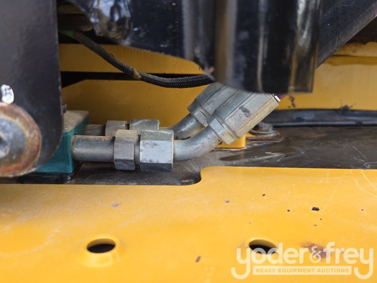 2019-caterpillar-420f2-image-27