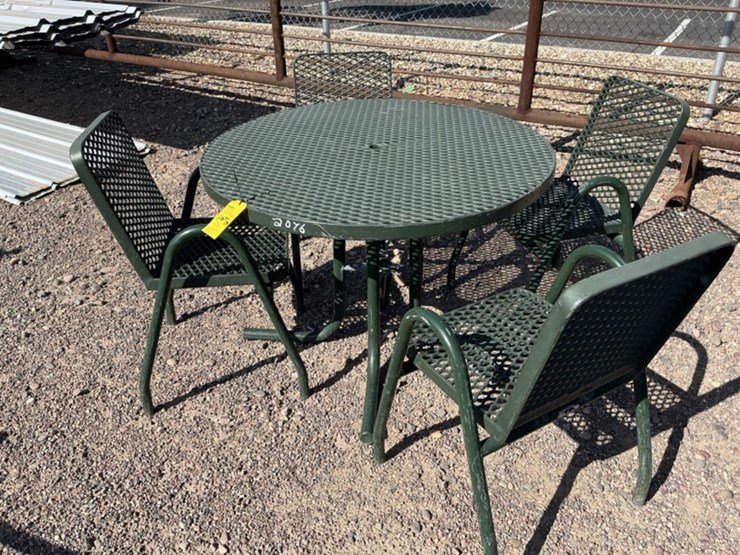 4-person-outdoor-table-&-chairs-image-1