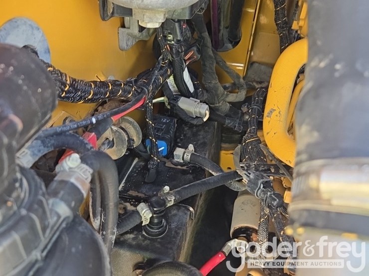 2023-caterpillar-259d3-image-34