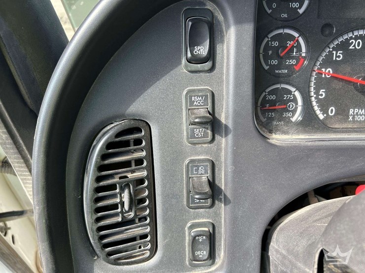 2019-freightliner-m2-106-image-15