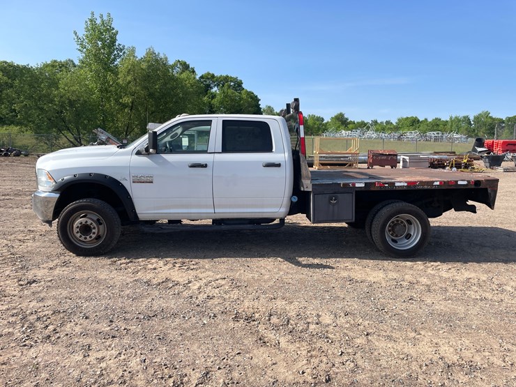#1485-•-2016-ram-5500-flatbed-truck-(has-mn-salvage-title)-image-2