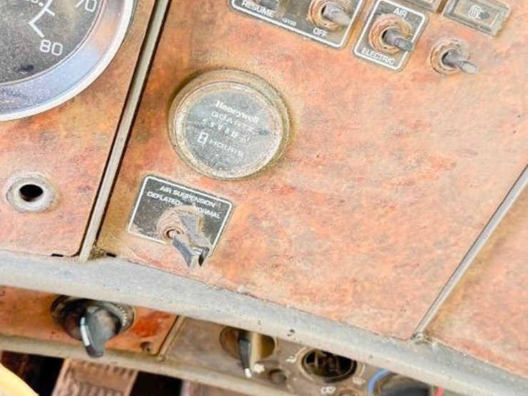 2004-kenworth-t300-image-7