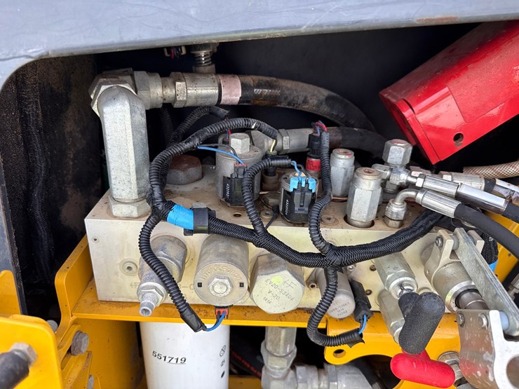 2014-deere-750k-lgp-image-40