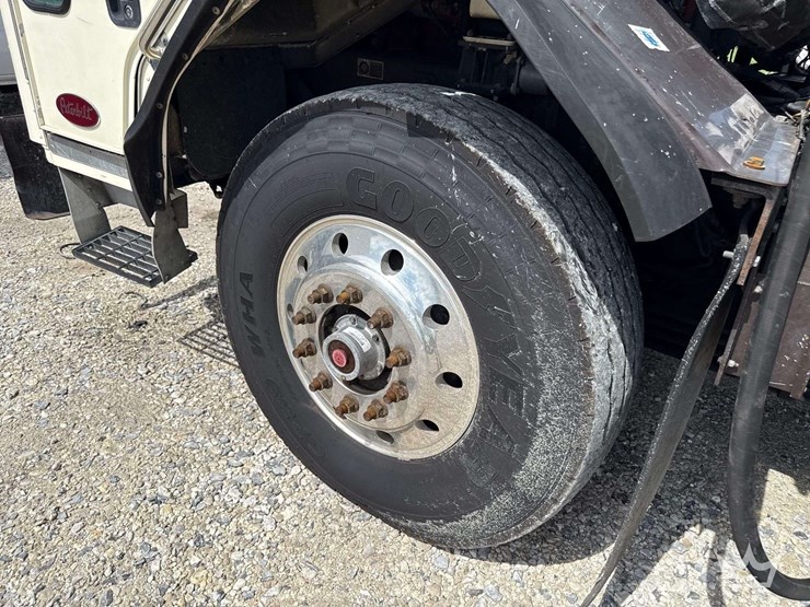 2014-peterbilt-320-image-41