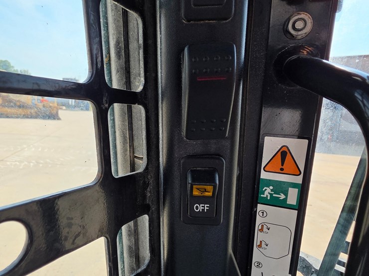 2022-bobcat-t770-image-38