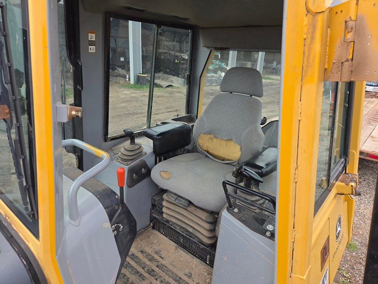 2004-deere-650h-xlt-image-39