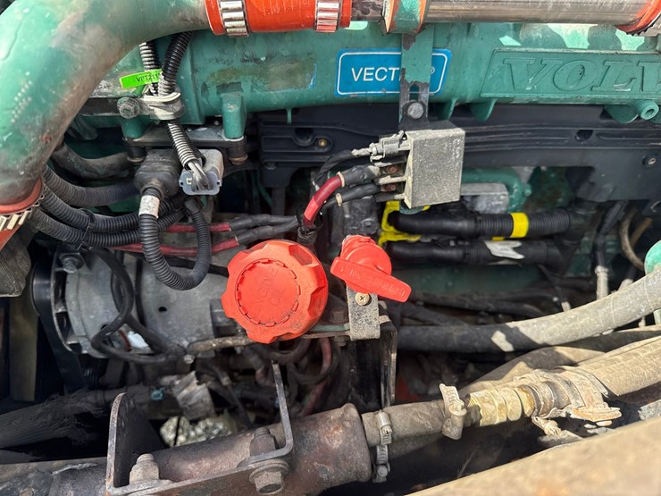 #61464-•-2007-volvo-vnl-sleeper-cab-truck-tractor-image-13
