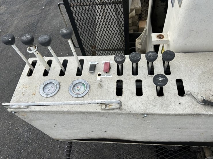 2001-peterbilt-357-image-30