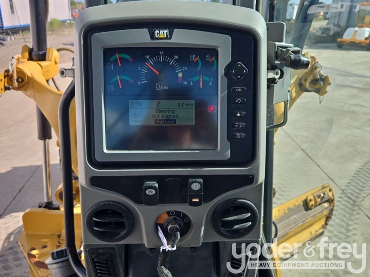 2015-caterpillar-140m3-awd-image-81