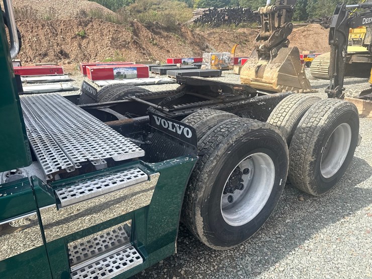 #61464-•-2007-volvo-vnl-sleeper-cab-truck-tractor-image-34
