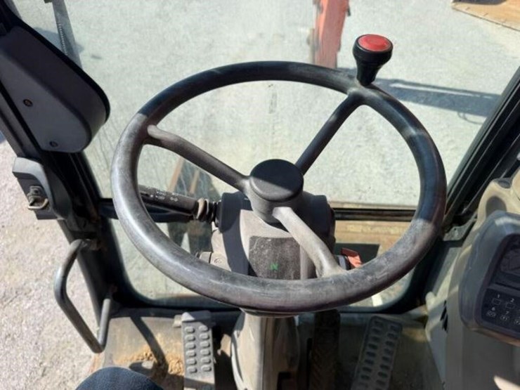 2014-hitachi-zx220w-3-image-11
