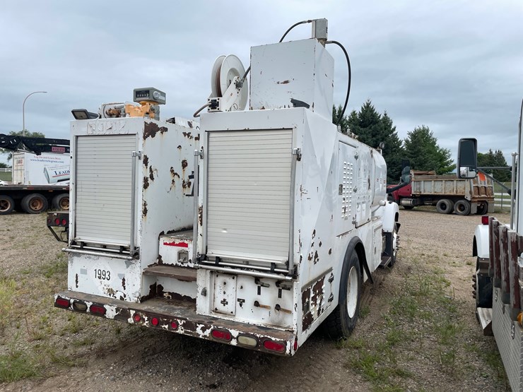 #1466-•-2003-chevrolet-c7500-fuel-and-lube-truck-(has-wy-title)-image-6