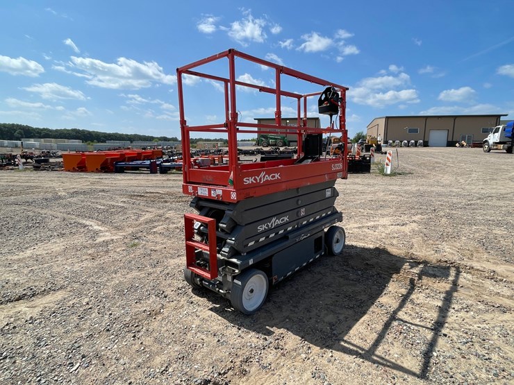 #1000-•-2020-skyjack-scissor-lift-image-4