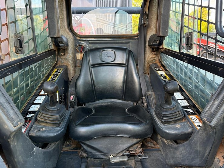 2012-deere-323d-image-19