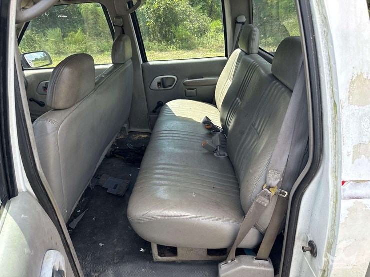 2000-chevrolet-3500-image-17