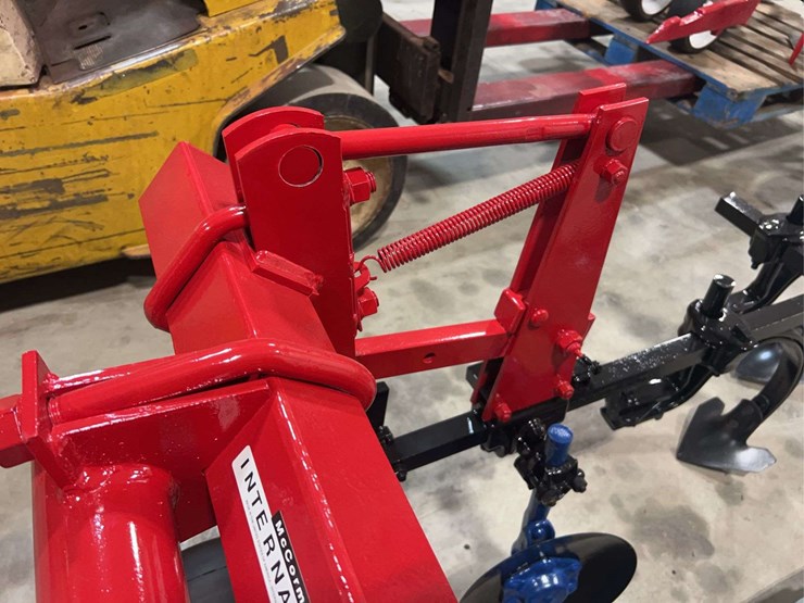 international-harvester-two-row-fast-hitch-hiller-cultivator-image-14