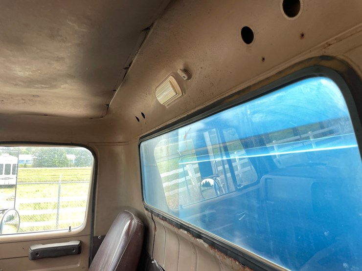 #1451-•-1979-international-f2275-grain-truck-(has-mn-title)-image-42