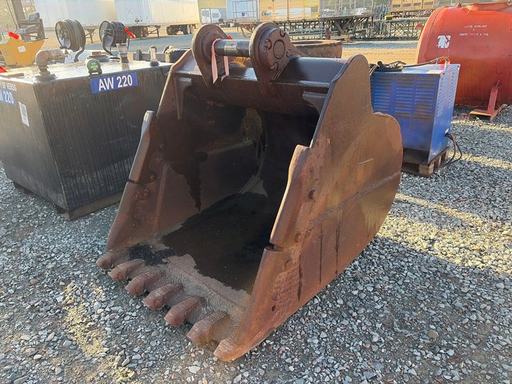 #6726-•-approx.-46"-excavator-bucket-image-1